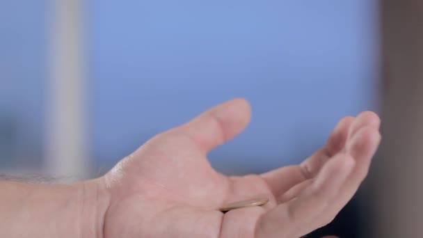 Руки чоловіка поширюються, щоб попросити про їжу — стокове відео