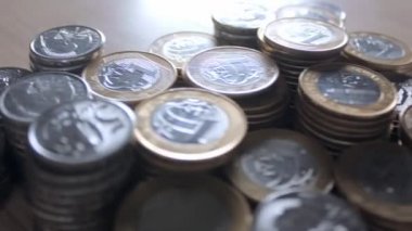 Birçok Brezilyalı paralar masaya dağınık