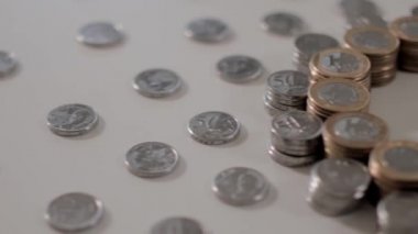 Birçok Brezilyalı paralar masaya dağınık
