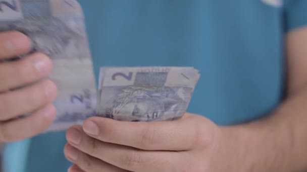 Egy ember számít háztartási számlákat fizetni pénzt — Stock videók