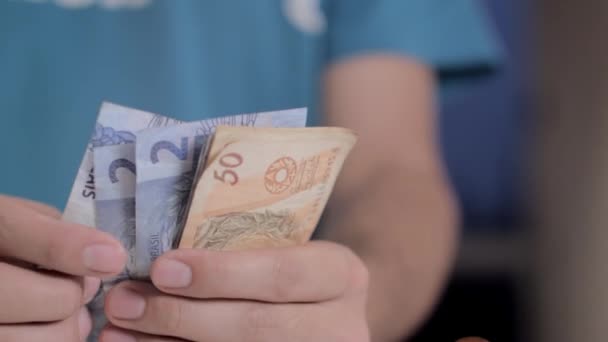 Ένας άνθρωπος μετρά τα χρήματα για να πληρώσει λογαριασμούς των νοικοκυριών — Αρχείο Βίντεο