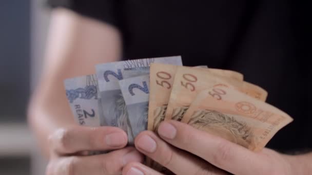 Мужчина считает деньги, чтобы оплатить счета домохозяйств — стоковое видео