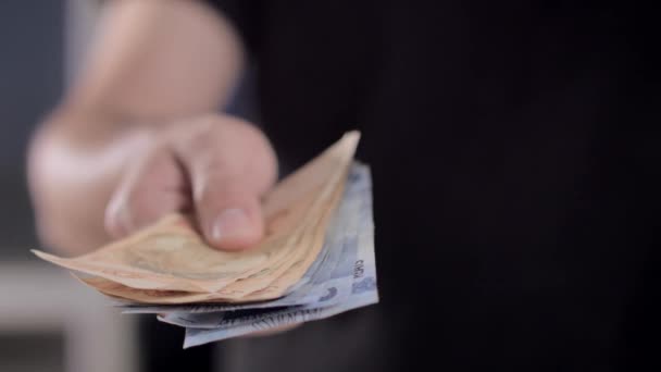 Ένας άνθρωπος μετρά τα χρήματα για να πληρώσει λογαριασμούς των νοικοκυριών — Αρχείο Βίντεο