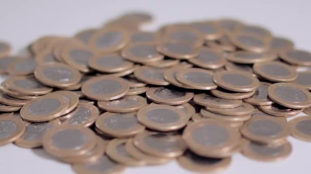 Muchas monedas brasileñas esparcidas sobre la mesa — Vídeo de stock