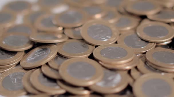 Muchas monedas brasileñas esparcidas sobre la mesa — Vídeo de stock