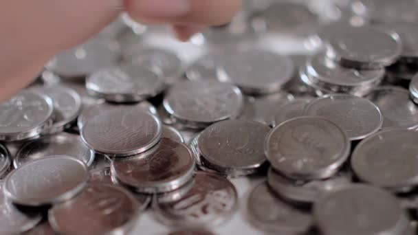 Muitas moedas brasileiras espalhadas na mesa — Vídeo de Stock