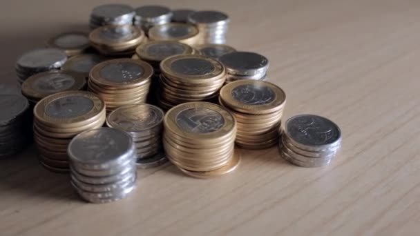 Många brasilianska mynt utspridda på bordet — Stockvideo