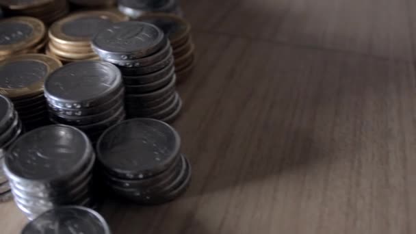 Muchas monedas brasileñas esparcidas sobre la mesa — Vídeo de stock