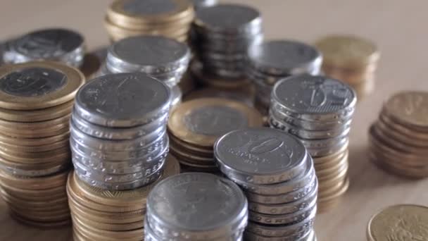 Багато бразильських монети розкидані на столі — стокове відео
