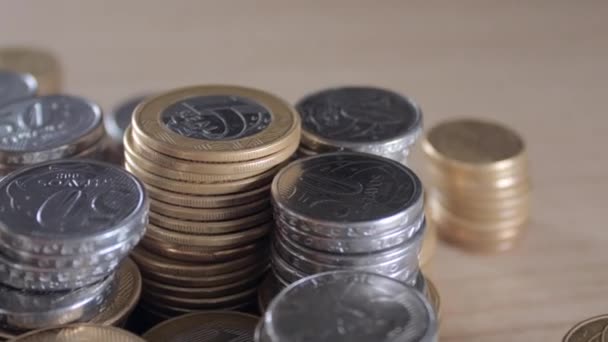 Многие бразильские монеты разбросаны по столу — стоковое видео