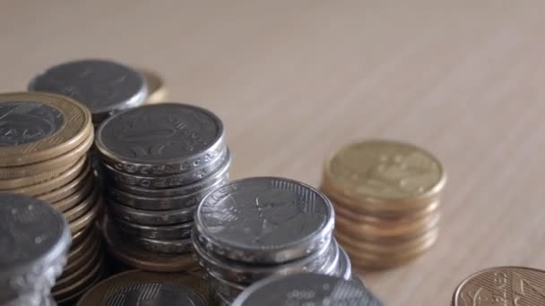 散落在桌子上的很多巴西硬币 — 图库视频影像