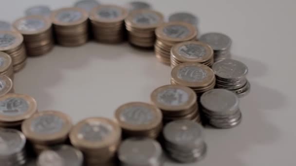 Muchas monedas brasileñas esparcidas sobre la mesa — Vídeo de stock