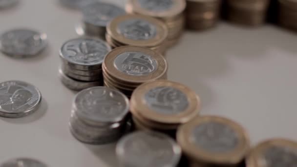 Muchas monedas brasileñas esparcidas sobre la mesa — Vídeos de Stock