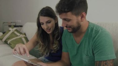 Çift seyretmek video üstünde belgili tanımlık tablet