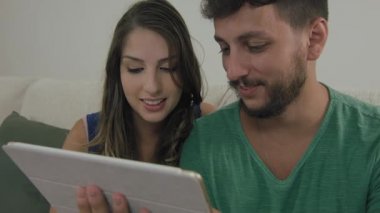 Çift seyretmek video üstünde belgili tanımlık tablet
