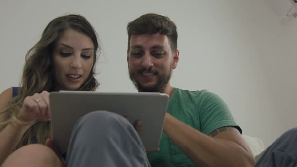 Par assistir vídeos no tablet — Vídeo de Stock