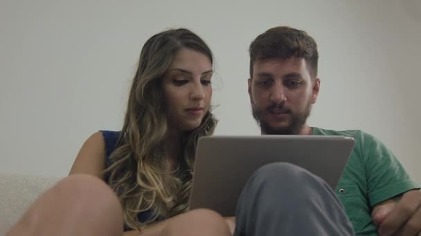 Par assistir vídeos no tablet — Vídeo de Stock