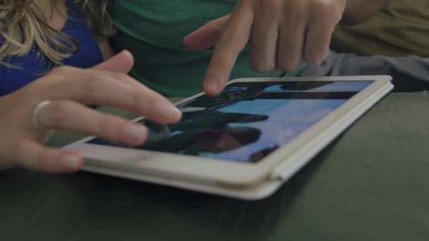 Couple browsing the Internet on tablet — Stock Video