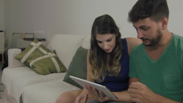 Par assistir vídeos no tablet — Vídeo de Stock