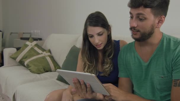 Paar schaut Videos auf dem Tablet — Stockvideo