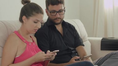 Çift browsing belgili tanımlık enterne üstünde hareket eden telefon