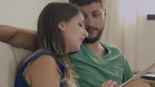 Paar schaut Videos auf dem Tablet — Stockvideo