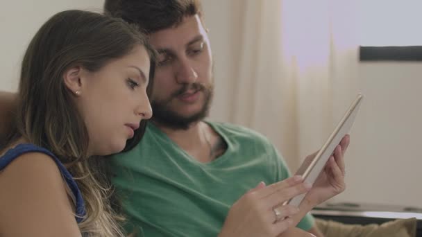 Dvojice sledovat videa na tabletu — Stock video