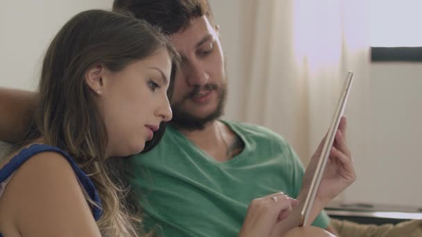 Par assistir vídeos no tablet — Vídeo de Stock