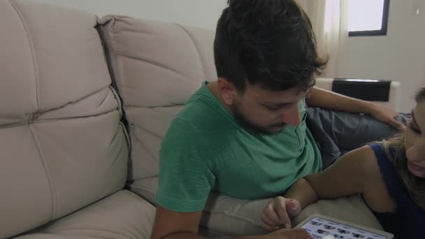 Couple naviguant sur Internet sur tablette — Video