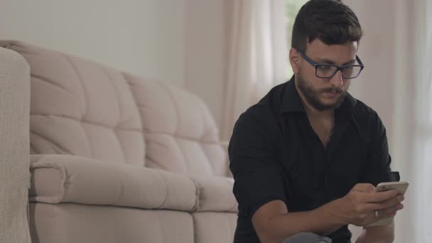 Homme utilisant un smartphone — Video