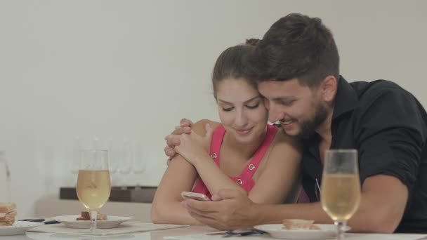 Пара просматривает Интернет на мобильном телефоне — стоковое видео