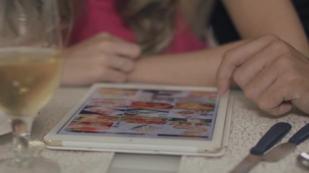 Çift browsing belgili tanımlık enterne tablet — Stok video