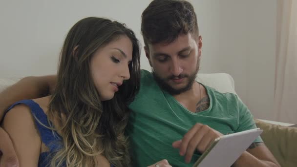 Par assistir vídeos no tablet — Vídeo de Stock