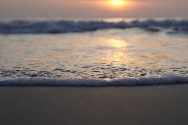 Akşam batımı deniz suyu kumlu sahil zeminine çarpar, doğa, güneş, ışık, altın, turuncu ışıltı, kopyalama alanı