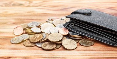 Masanın üzerinde bozuk para yığını olan cüzdan. İş konsepti.