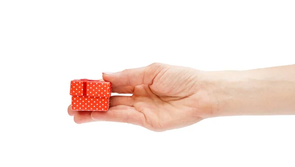 Dłoń Kobiety Daje Małe Czerwone Pudełko Odizolowane Biało — Zdjęcie stockowe