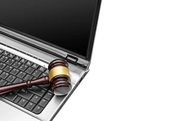 Gavel dizüstü bilgisayarda klavyede. Beyazda izole edilmiş. Kapat..