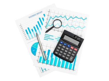 Hesap makinesi, büyüteç ve kalemle beyaz üzerine izole edilmiş kağıt finansal grafikler ve grafikler.