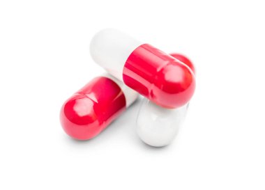 Beyaz arka planda kırmızı-beyaz haplar.