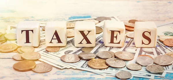 Palavra Taxes Escrito Com Cubos Madeira Dinheiro Mesa Velha — Fotografia de Stock