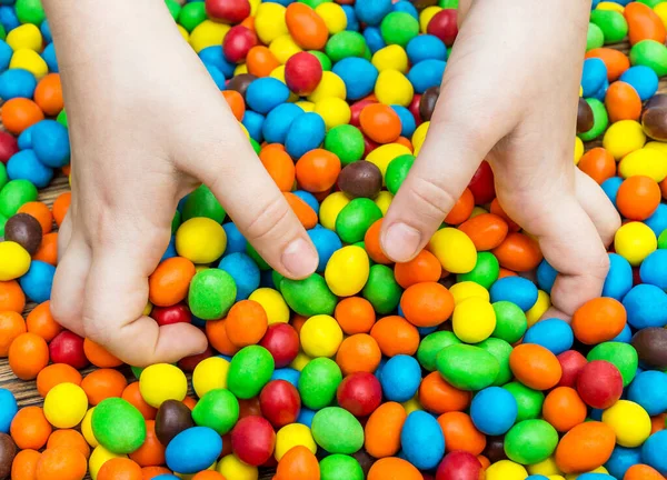 Manos Niño Tomando Dulces Dulces Redondos Mesa — Foto de Stock