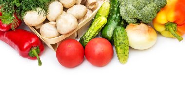 Beyaz üzerine farklı sebzeler. Metin için boşluk.