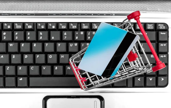 Kundvagn Med Kreditkort Tangentbordet Laptop Högst Upp Närbild Handla Nätet — Stockfoto