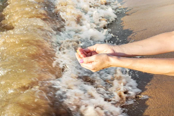 Vrouwenhanden Die Water Vasthouden Palmen Het Zeestrand — Stockfoto