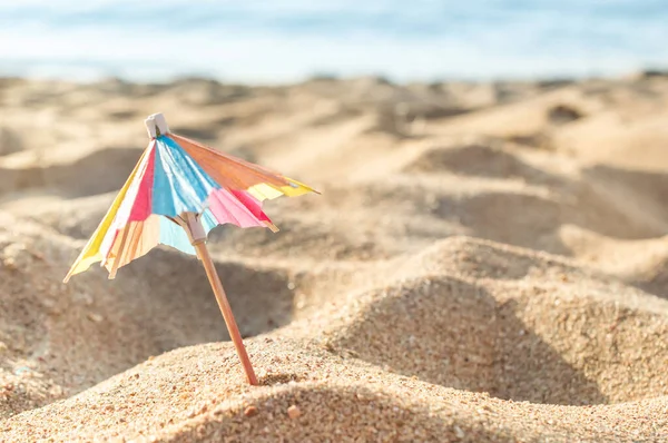 Decoratieve Kleine Papieren Paraplu Zand Zee Strand — Stockfoto