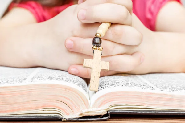 Niño Rezando Sobre Biblia Abierta Sosteniendo Rosario —  Fotos de Stock