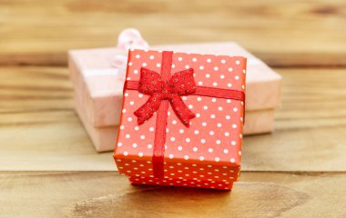 Tahta masada iki küçük hediye kutusu. Kapat..