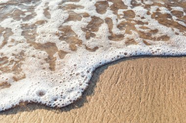 Kumsalda el sallayın. Kapatın. Üst Manzara. Tatil ve tatil geçmişi.