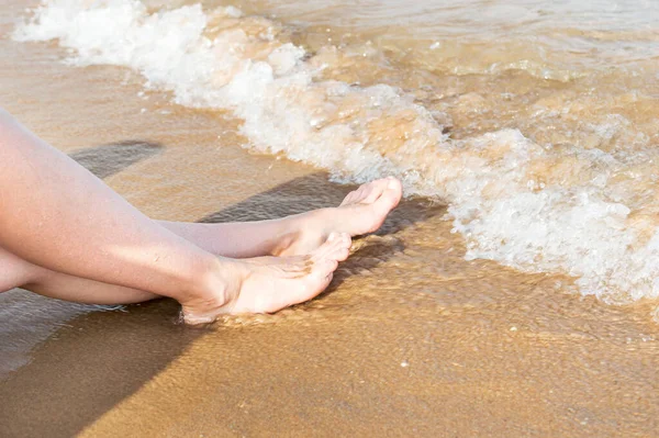 Vrouwenbenen Zandstrand — Stockfoto