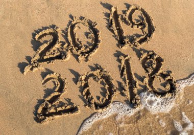 Yeni yıl 2019 konsepti. 2018 ve 2019 plaj kumlarında, deniz dalgaları 2018 rakamlarını kaplıyor..